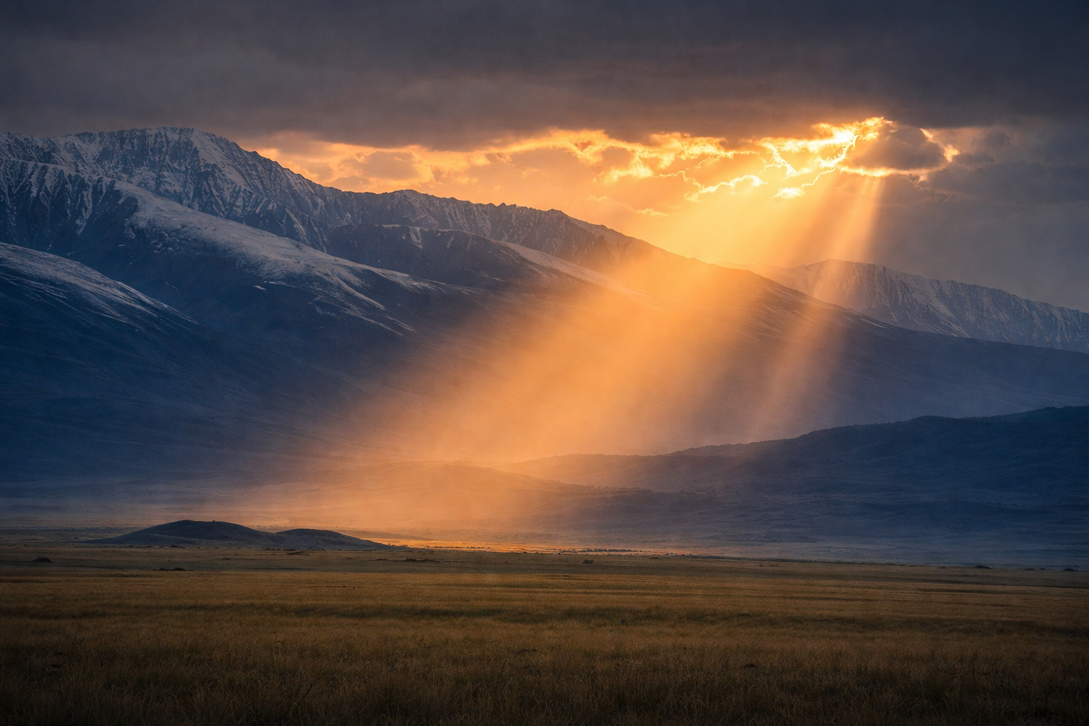 Луч света в горах сквозь облака